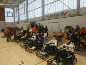 Des sportifs se préparent en foot fauteuil dans la salle du HRC