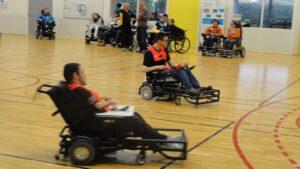 Deux sportifs en foot fauteuil