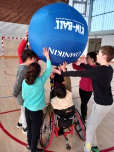 Des jeunes du CIH jouent au Kinball (gros ballon tenus à plusieurs)