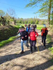 Randonnée pour déficients visuels sur une petite route