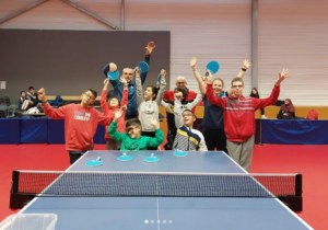 Tennis de Table CIH Jeunes : Groupe de jeunes en situation de handicap derrière une table de Tennis de Table